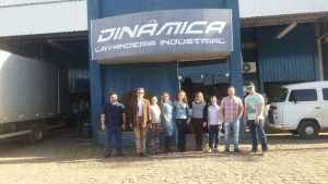  Na foto: Julio César Santos, Professor Nazem Nascimento, Lidiane Nakaie, Pamella Olivia, Professora Edneia Paccola, Bruna Mayara, Eduardo Arruda, Luiz Eduardo Gonçalves (Proprietário da Lavanderia Dinâmica) e Fábio Marcelo de Queiroz.