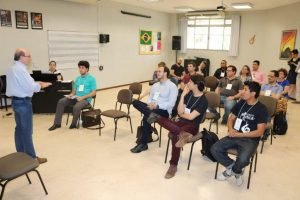 Maestro Roberto Tibiriça em aula com os alunos do curso de música da Unicesumar.