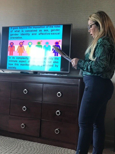 Na imagem, a Profa. de direito Dra. Valéria Silva Galdino Cardin no Anual Meeting on Law and Society, em Toronto.