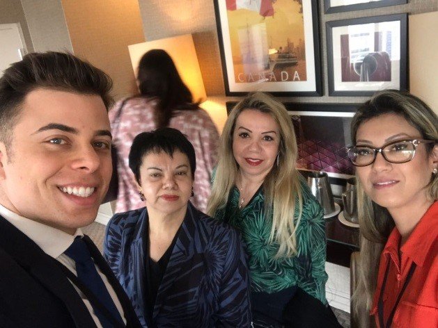 Na imagem, a Profa. de direito Dra. Valéria Silva Galdino Cardin no Anual Meeting on Law and Society, em Toronto.