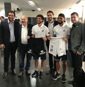 Na imagem, a UniCesumar patrocinando o Santos Futebol Clube.