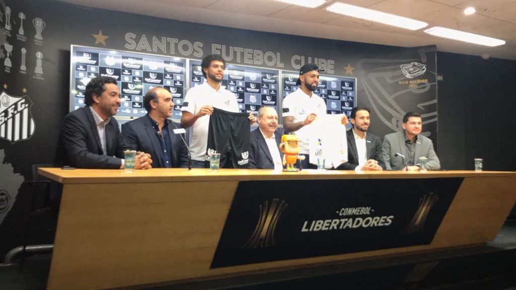 Vitor Feraz e Gabigol estiveram no lançamento do novo patrocinador do Santos (Foto: Assessoria UniCesumar)