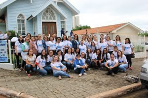 Alunos e professores no Trote Solidário que aconteceu no Lar dos Velhinhos de Maringá em 2017