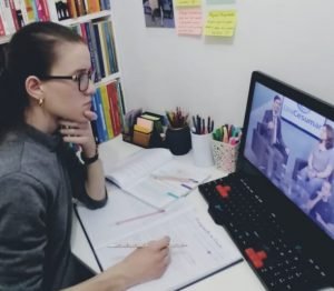 As aulas online de Izabela são apresentadas em libras