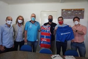 Representantes da Unicesumar e dos times participaram da assinatura simbólica do contrato em Fortaleza - CE. 