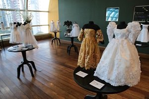 No mês das noivas, UniCesumar realiza exposição de vestidos em escala reduzida