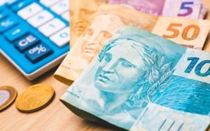 Real,-,Brazilian,Money.,Brazilian,Real,Banknotes,On,A,Wooden