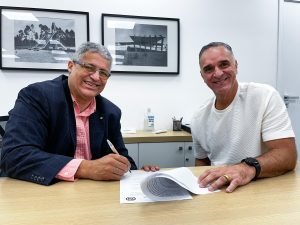Carlinhos Brazolin, presidente do Clube Pinheiros, e José Henrique Saviani, diretor de Relações Institucionais da UniCesumar, celebram a assinatura do contrato que reforça a parceria entre a instituição e o clube