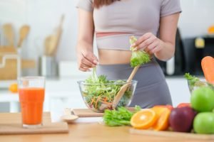 Beautiful,Young,Woman,Preparing,A,Healthy,Vegetables,Salad,In,A