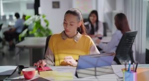 Queda histórica no desemprego entre jovens: a nova realidade do mercado de trabalho