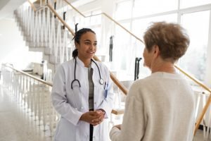 medium-shot-patient-doctor-chatting