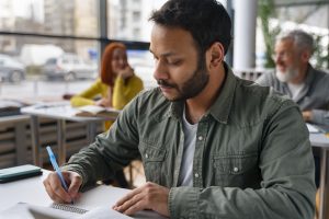 Pesquisa revela atual perfil universitário: adultos que conciliam estudo, trabalho e família